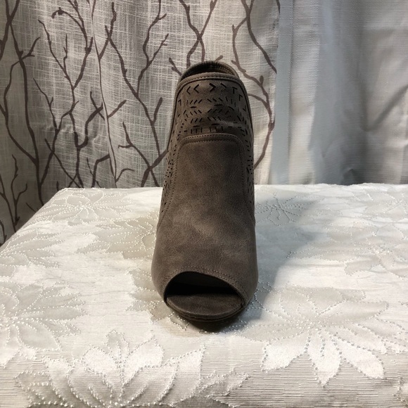 Fervid, size 10, grayish/tan cut out ankle boot. - Picture 2 of 5